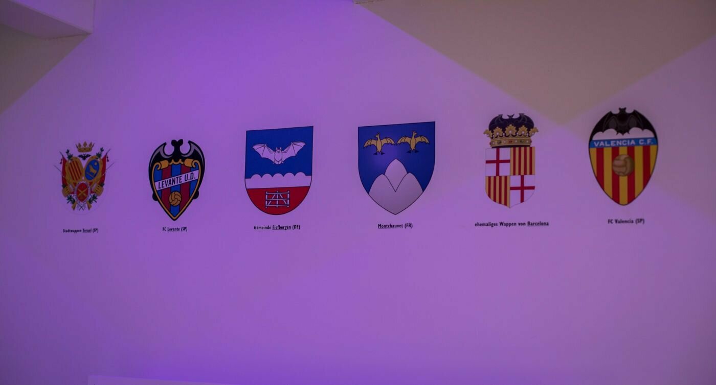 Wappen an Wand: Stadtwappen Teruel, FC Levante, Gemeinde Fiefbergen, Montchauvet, ehemaliges Wappen von Barcelona und FC Valencia