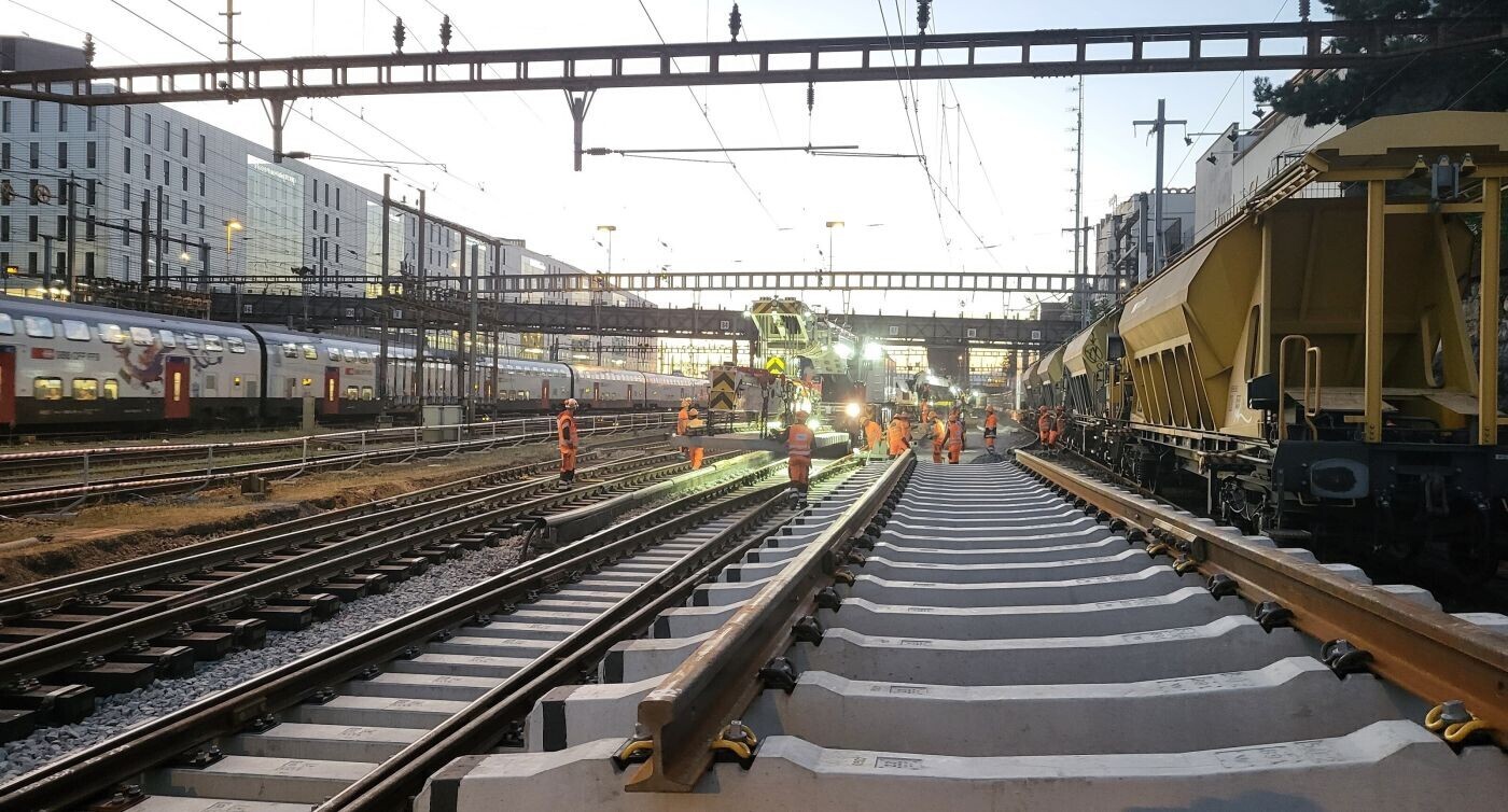 Das Foto vom 6. September 2023 zeigt Gleisbauarbeiten, welche für das Projekt Leistungssteigerung im Rahmen einer rund dreiwöchigen Intensivbauphase in der die südlichen Hälfte der östlichen Bahnhofszufahrt ausgeführt wurden. 