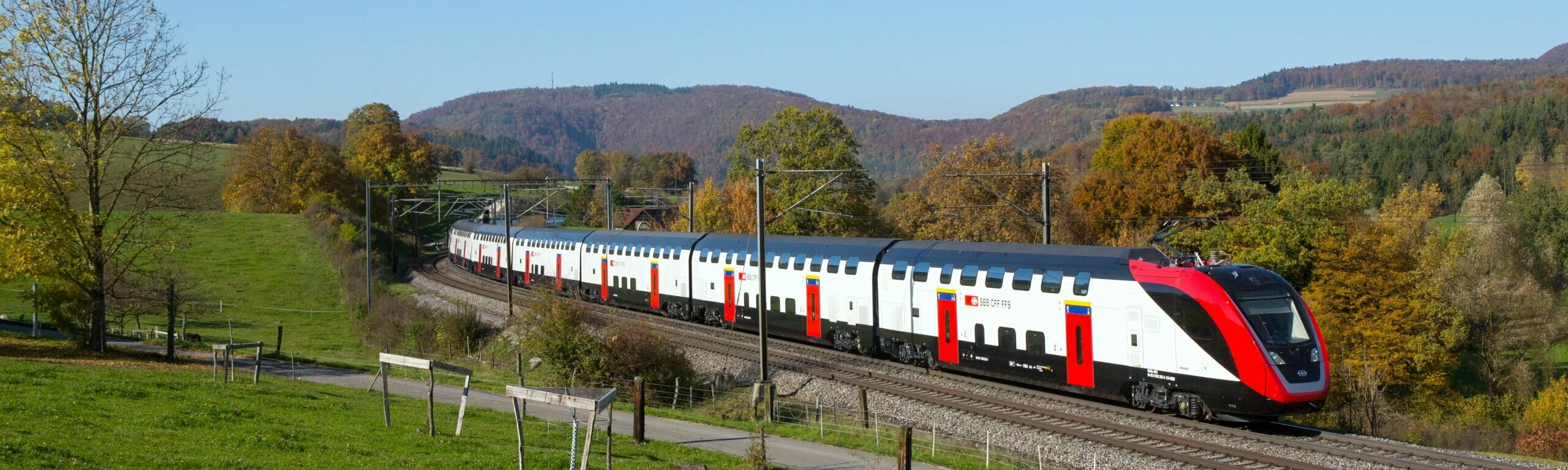 Un train Dublex TGL dans un paysage d’automne