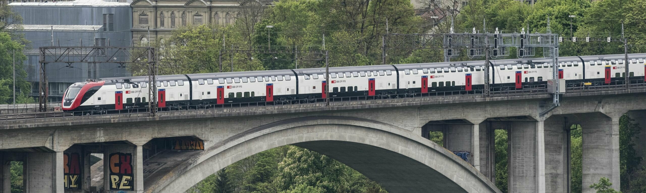 Train à la gare de Berne avec le Palais fédéral en arrière-plan