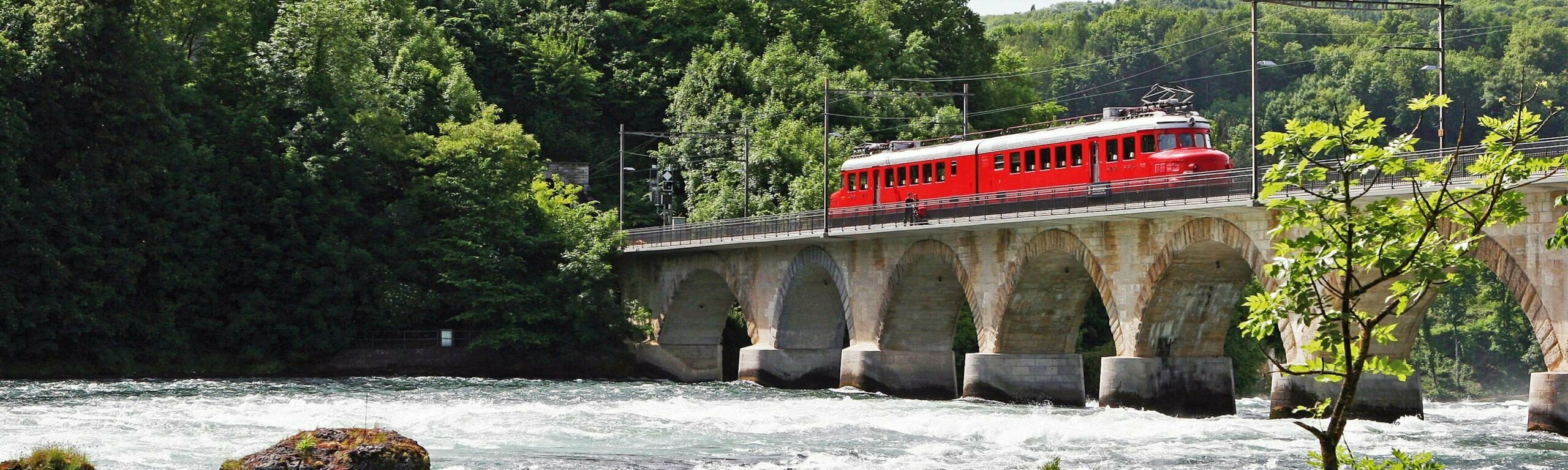 La Flèche rouge double «Churchill» sur le pont chutes du Rhin