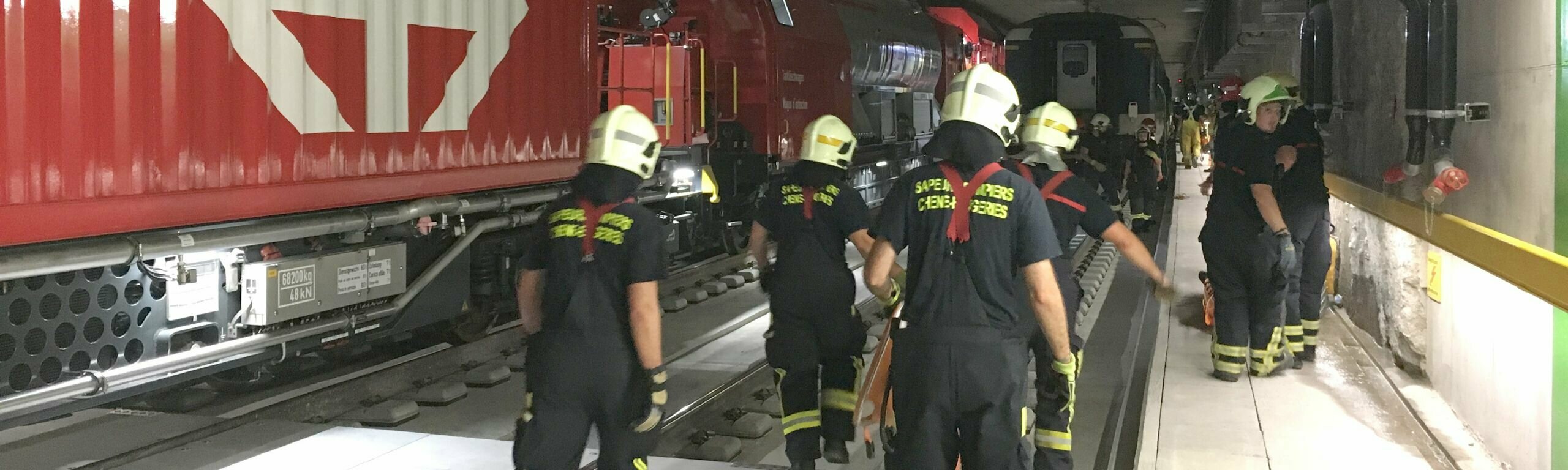 Die Rettungs- und Feuerwehrkräfte im Einsatz im CEVA-Tunnel.