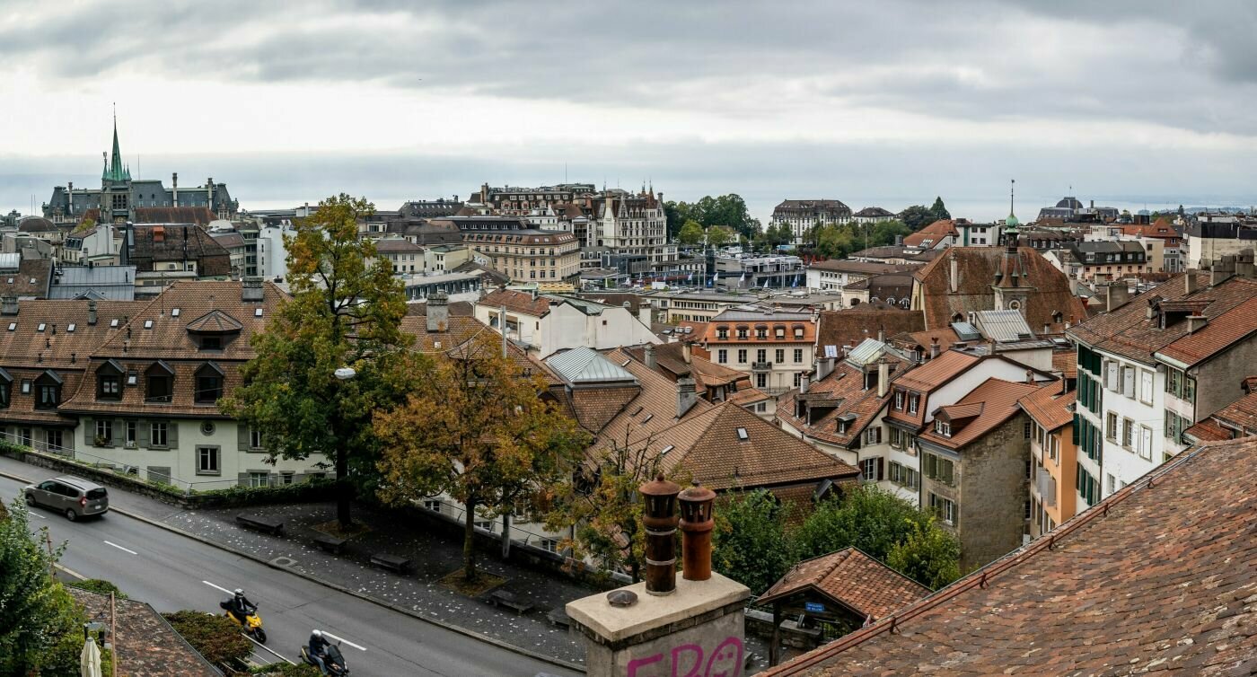 Ausblick von der Kathedrale über die Dächer der Stadt Lausanne.