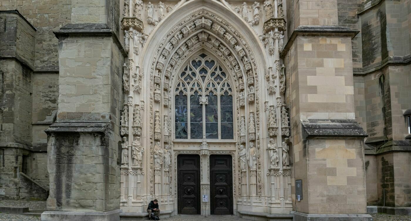 Reich verzierte gotische Fassade der Kathedrale Notre-Dame in Lausanne.