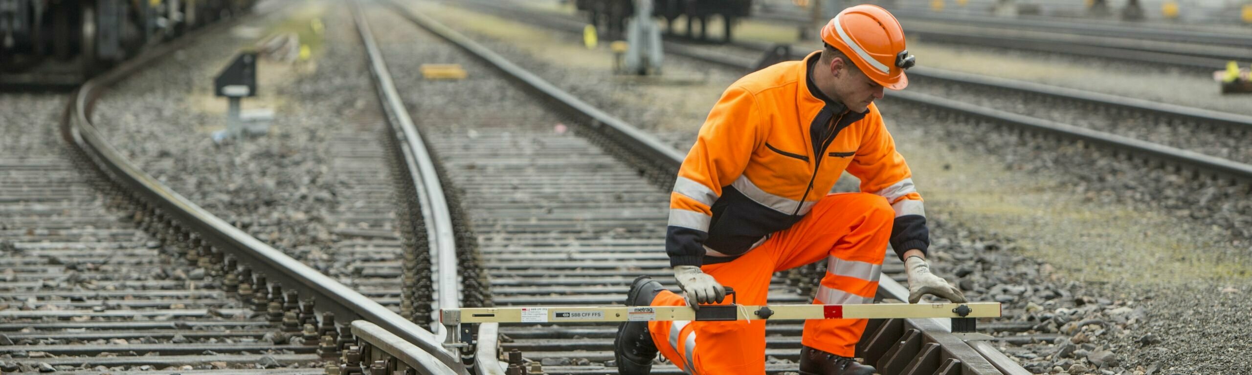 Ein Gleisbauarbeiter bei der Arbeit.