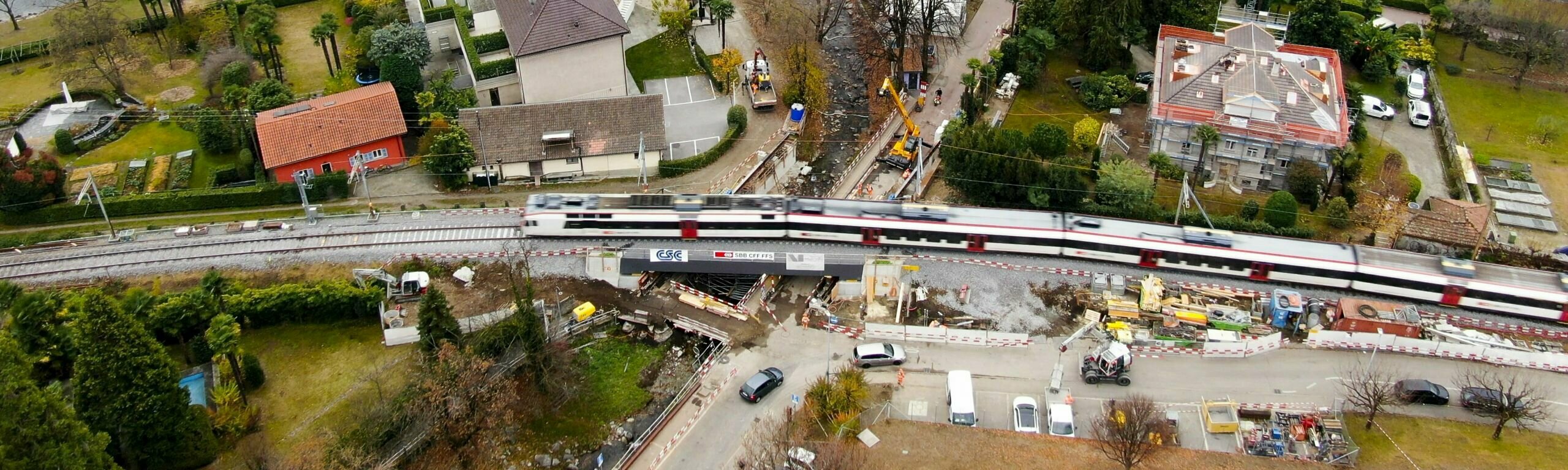 Il passaggio di un treno TILO sul nuovo ponte Navegna