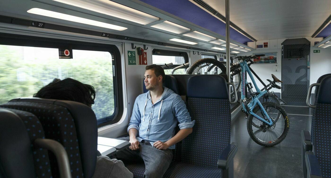 Les passagers et leurs vélos dans le train