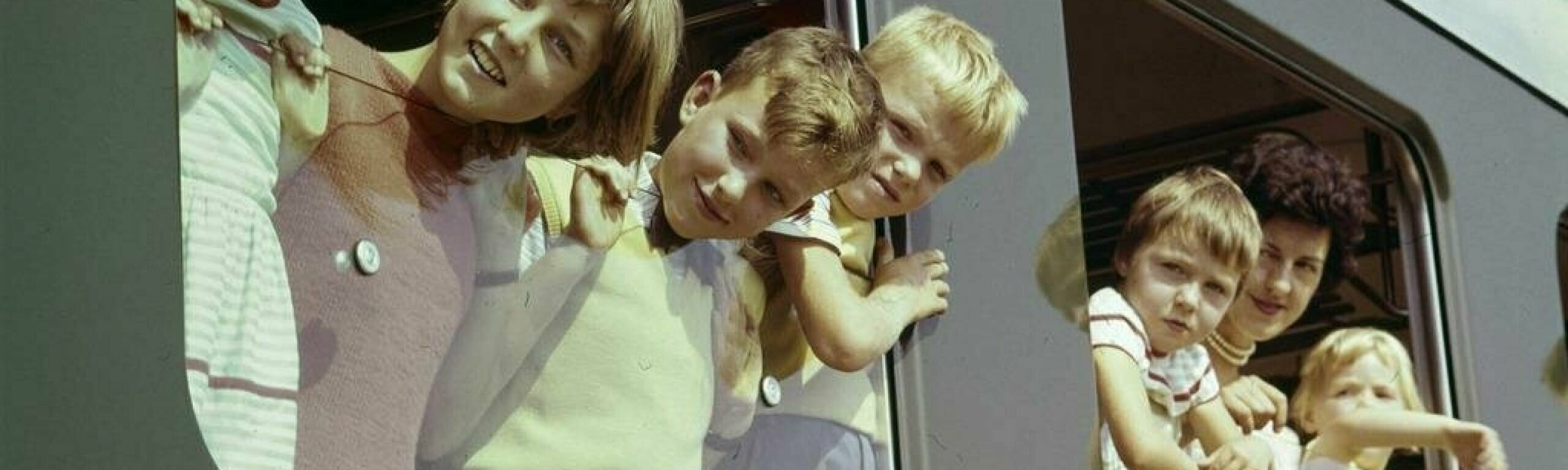 Des enfants regardent par la fenêtre d'un train