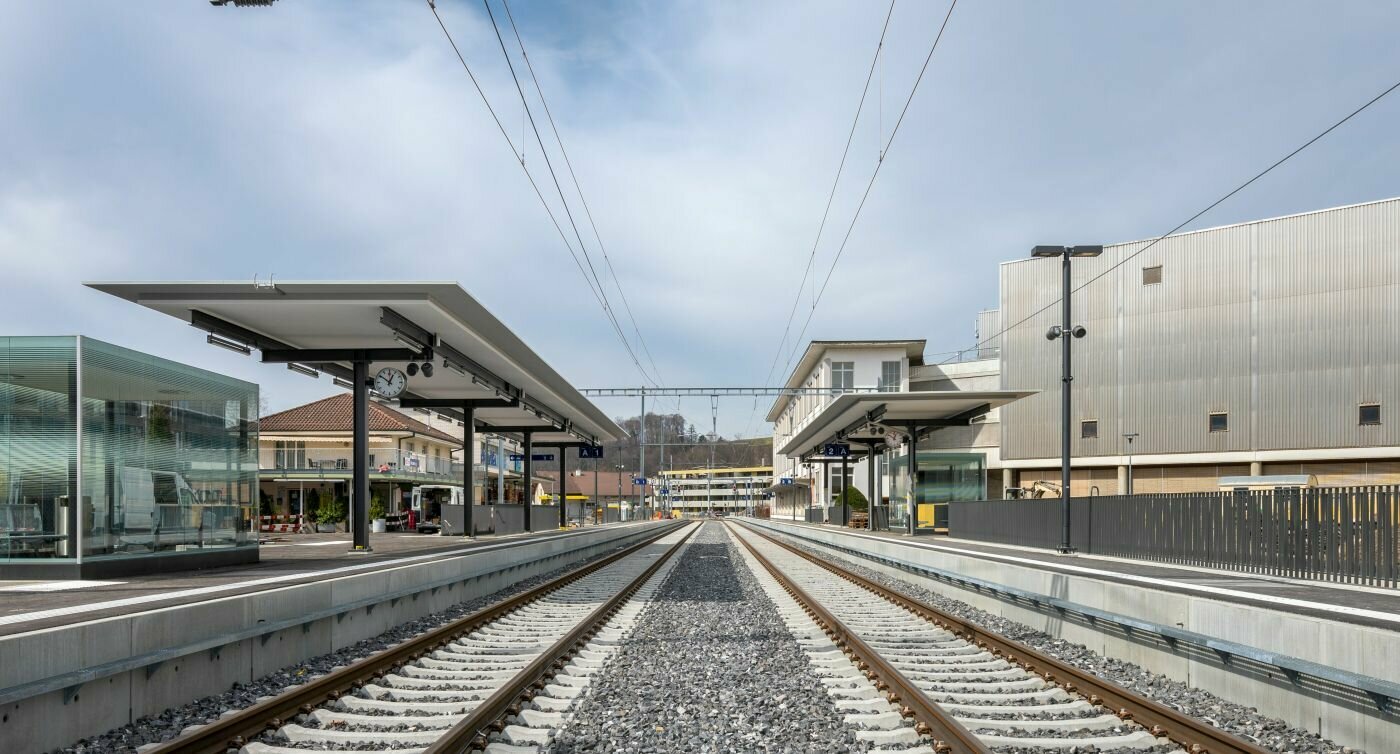 Bahnhof Neuenegg mit zwei Gleisen und teilweise gedeckten Perrons links und rechts