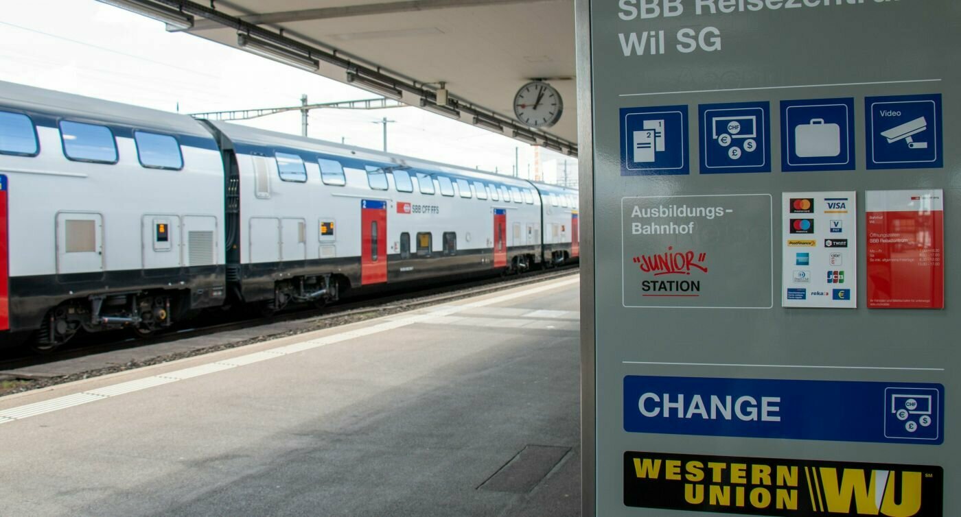 Panneau avec services à la gare, dont l'inscription "Ausbildungs-Bahnhof" (gare de formation)