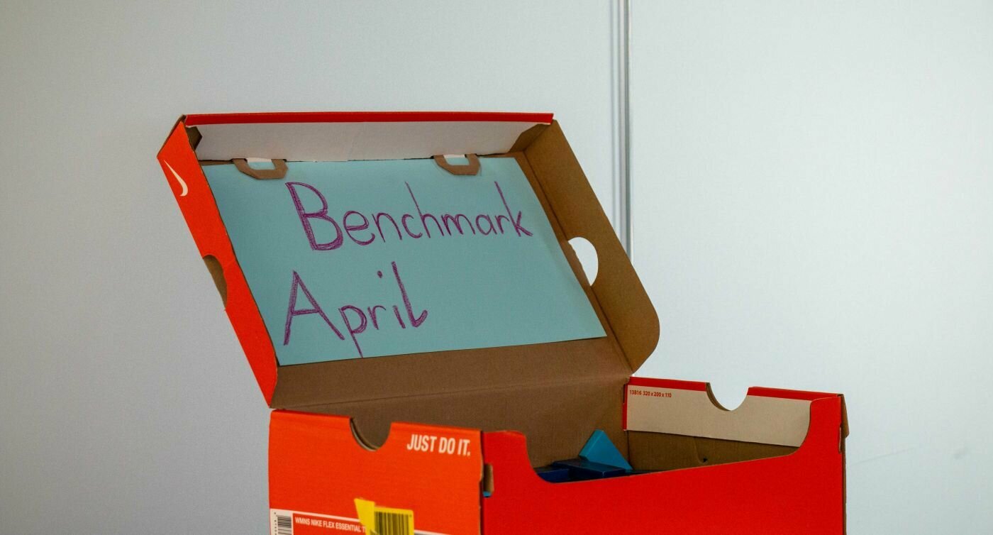 Boîte à chaussures ouverte avec note "benchmark avril"