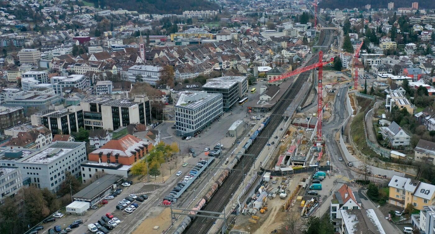 Luftaufnahme des Bahnhofs Liestal mit zwei Perrons und Blick auf die Stadt