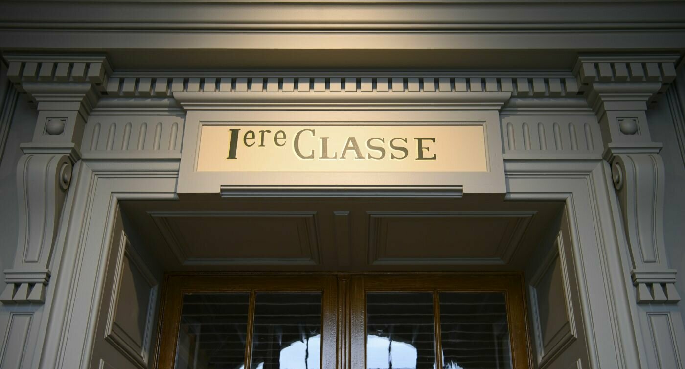 Eingangsschild mit Beschriftung "Erste Klasse" auf Französisch