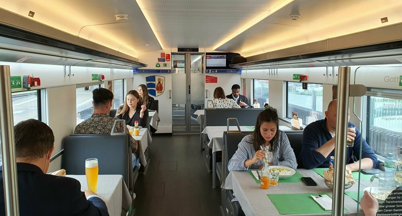 Compartimento del treno ristorante FFS dall'interno con gli ospiti