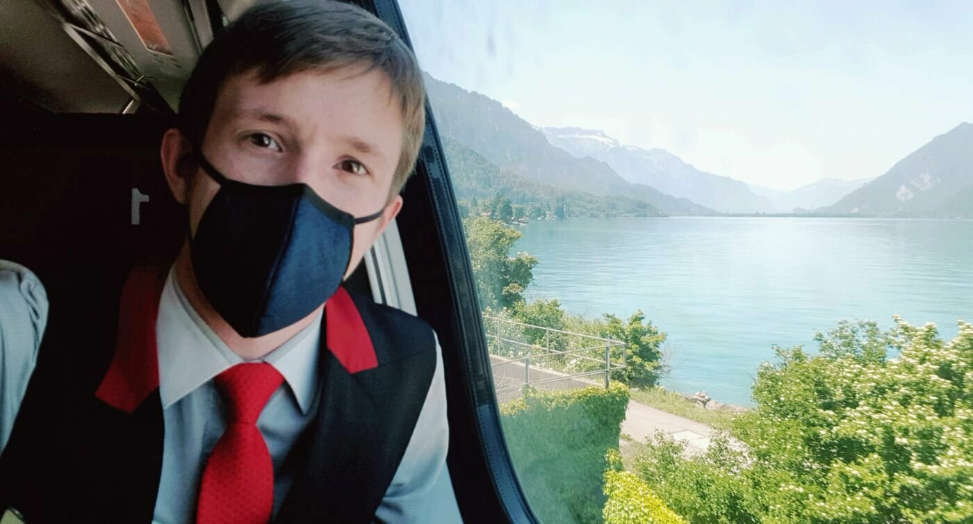 Selfie di Joël Müller sul treno con vista sul lago
