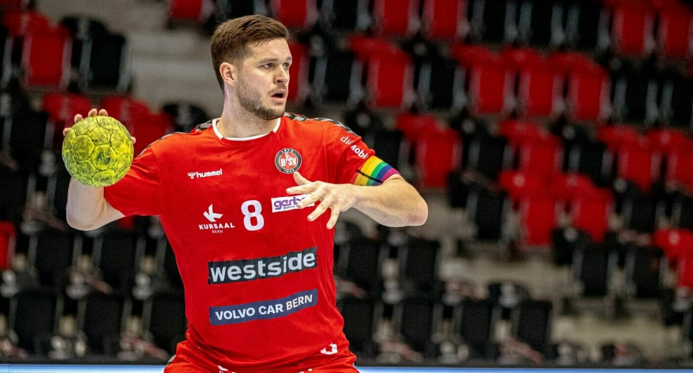 Tobias Baumgartner mit Handball in der Hand
