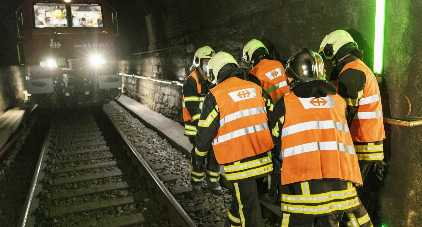 Cinq opérations de secours courent le long de la voie dans le tunnel