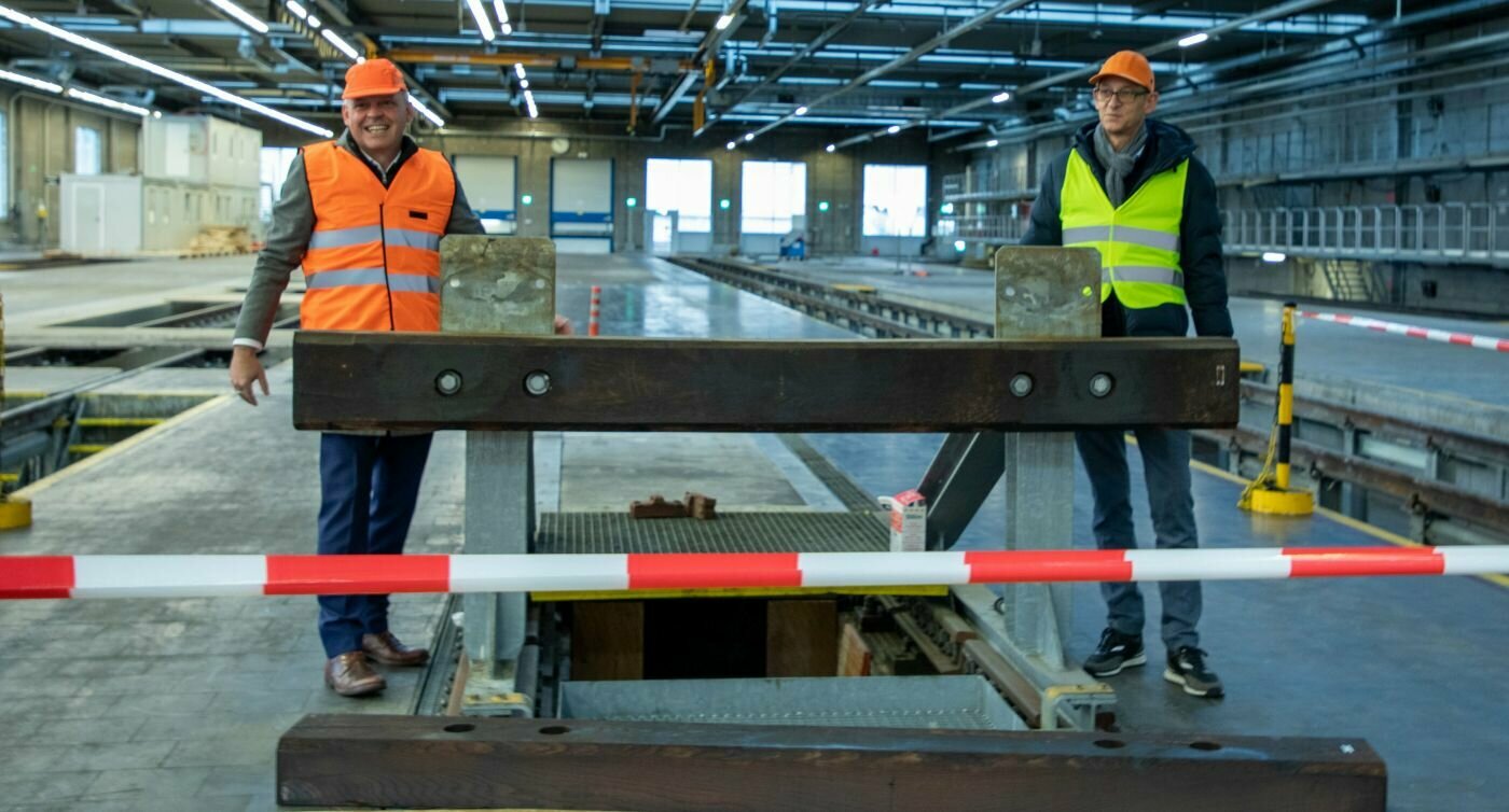 Michel Berchtold e Benno Jurt in piedi nell'impianto di servizio