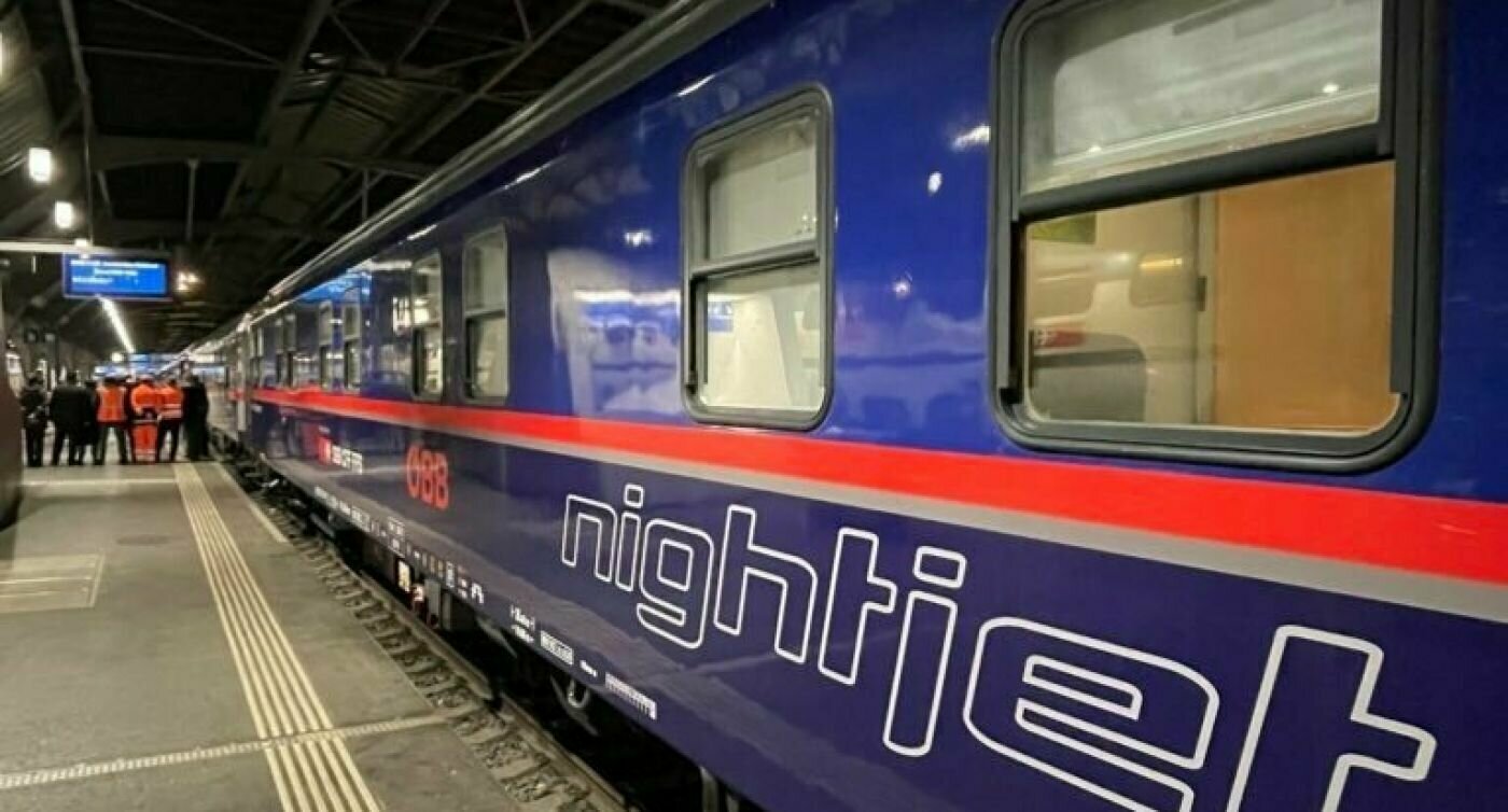 Zug Nightjet am Bahnhof