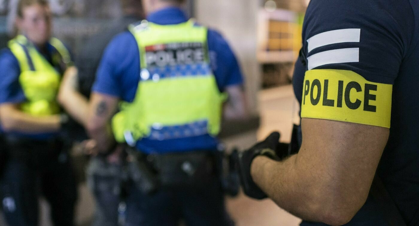 Oberarm eines Polizisten mit "Police" beschriftet