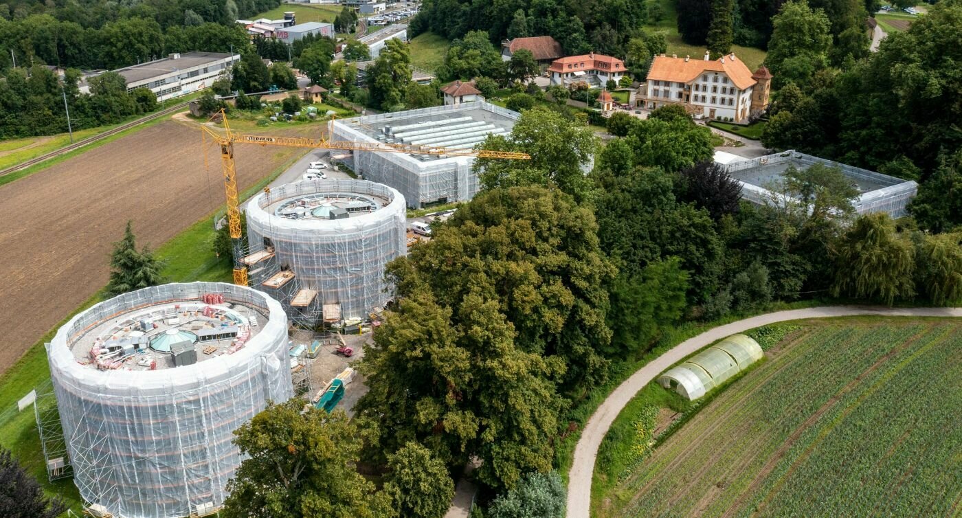 Centre Loewenberg umgeben von Baustellengerüsten