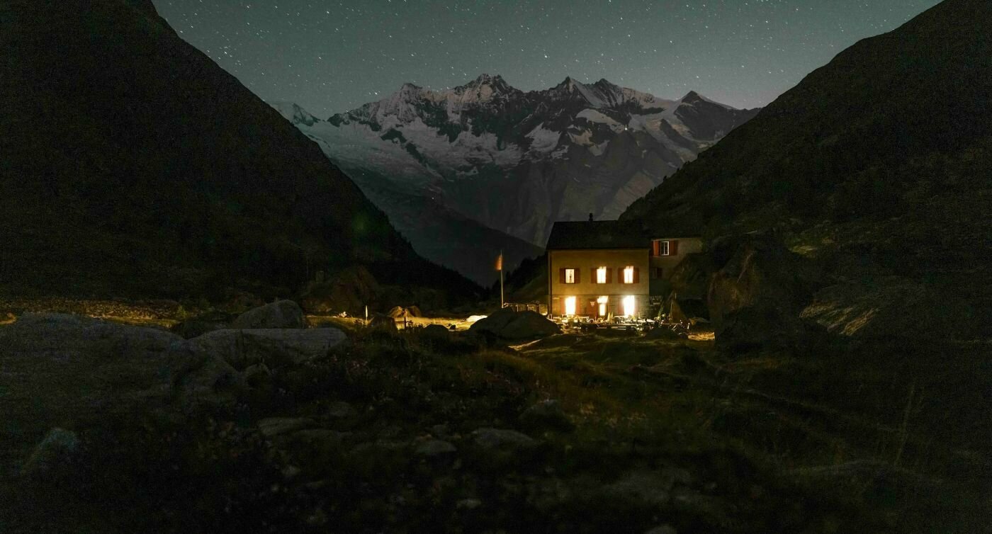 Das Berghotel Almagellerlap bei Nacht.