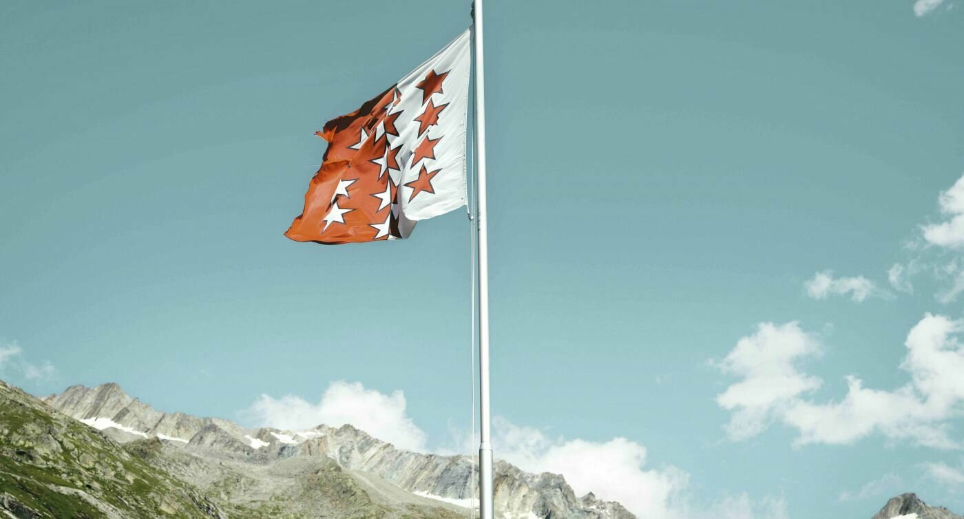 Una bandiera del Vallese sventola davanti alla locanda.