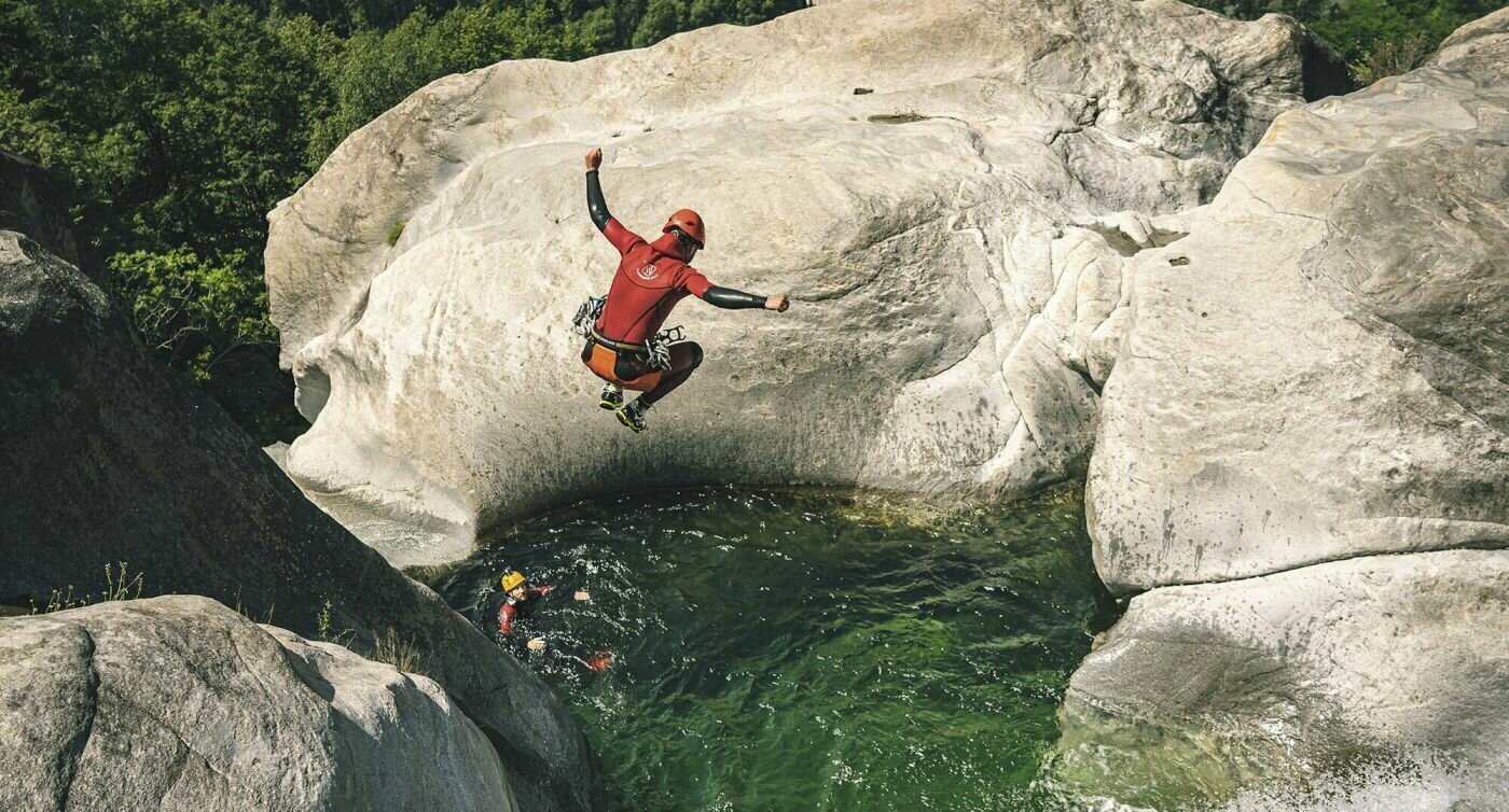 Florian salta nell’acqua da una roccia.