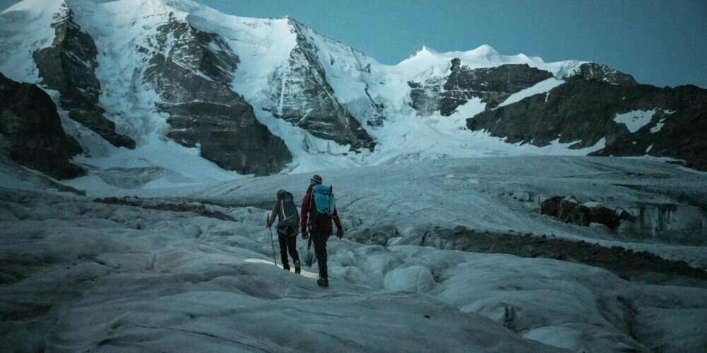Katharina progressant de nuit sur le glacier, accompagnée de sa guide de montagne.
