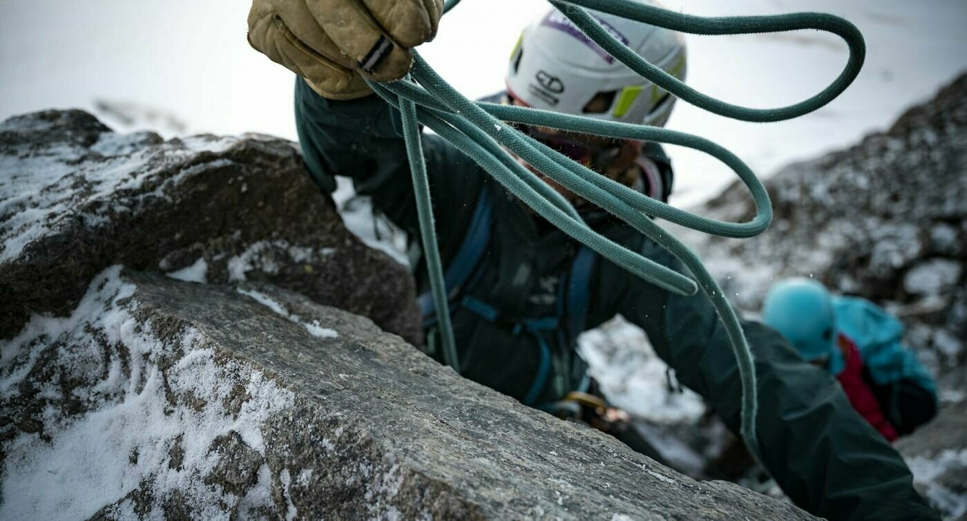 L’arrampicata richiede anche l’uso di una corda.