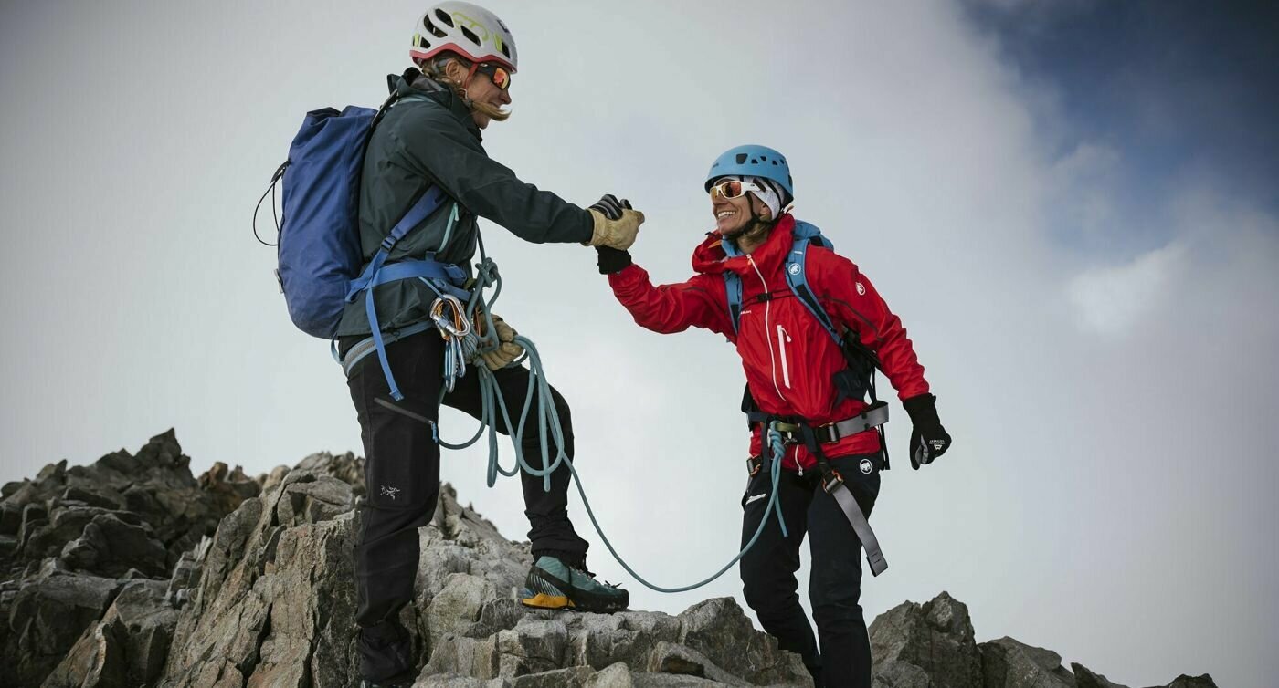 Katharina et sa guide de montagne se serrant la main, une fois arrivées au sommet.