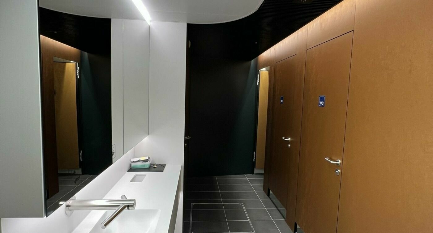 Vestibule du centre de toilettes avec lavabo et plusieurs WC 