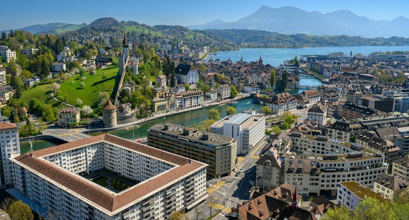 Blick vom Gütsch auf die Stadt Luzern, das Seebecken und die Museggmauer.