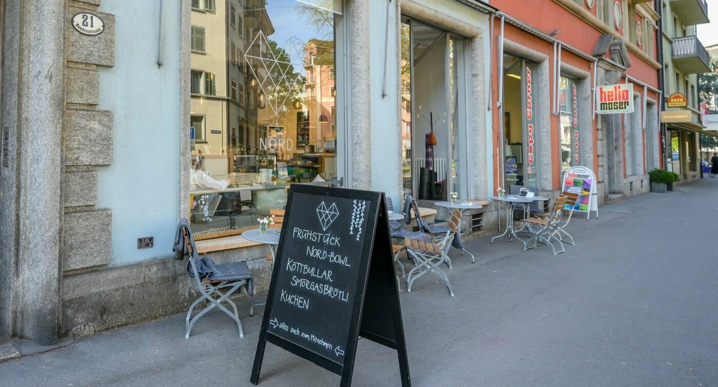 Facciata esterna del Café Nord nella parte nuova di Lucerna, con l’offerta del giorno scritta sulla lavagna.