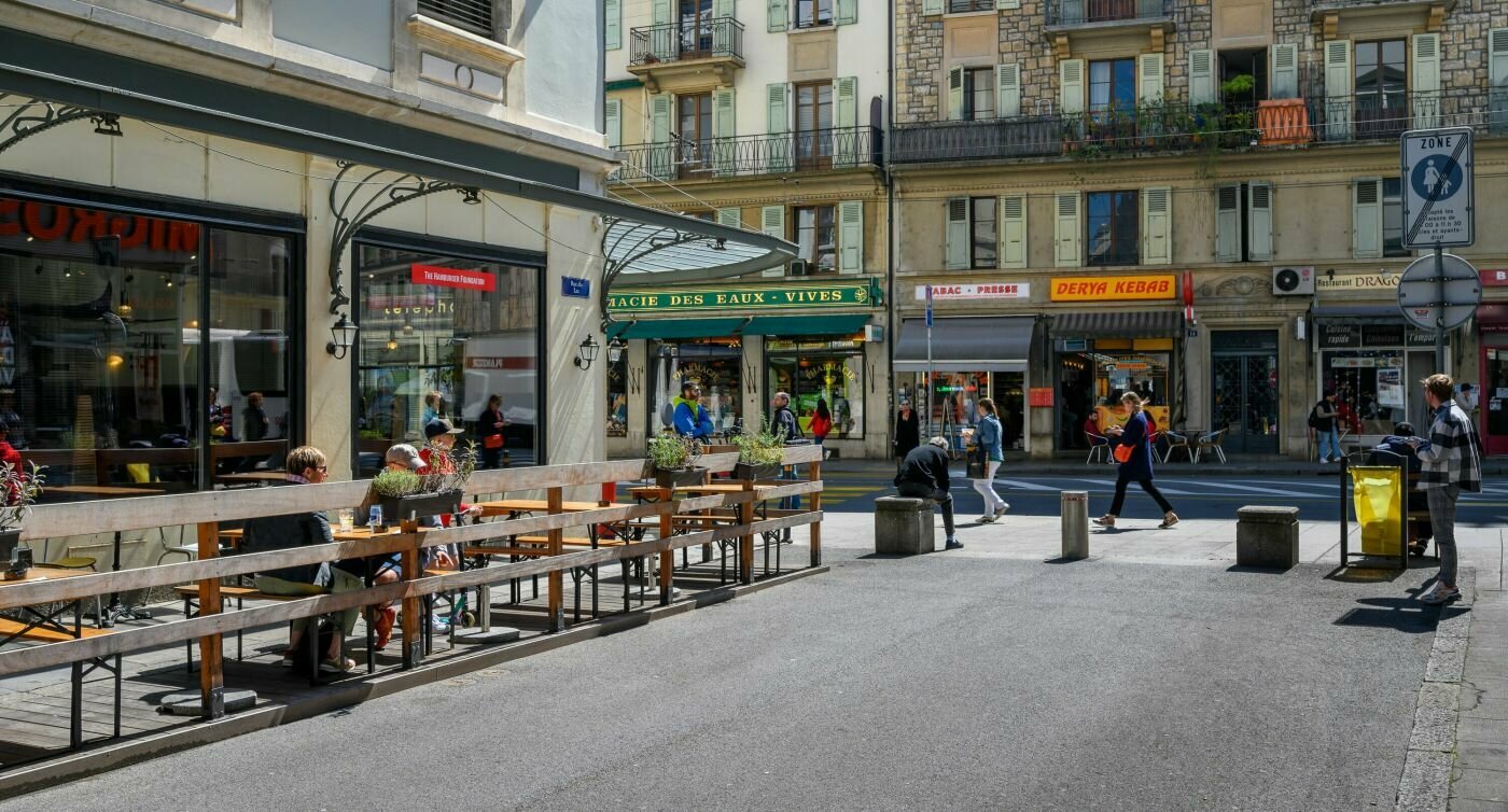 Läden und Strassencafés im belebten Quartier Eaux-Vives.