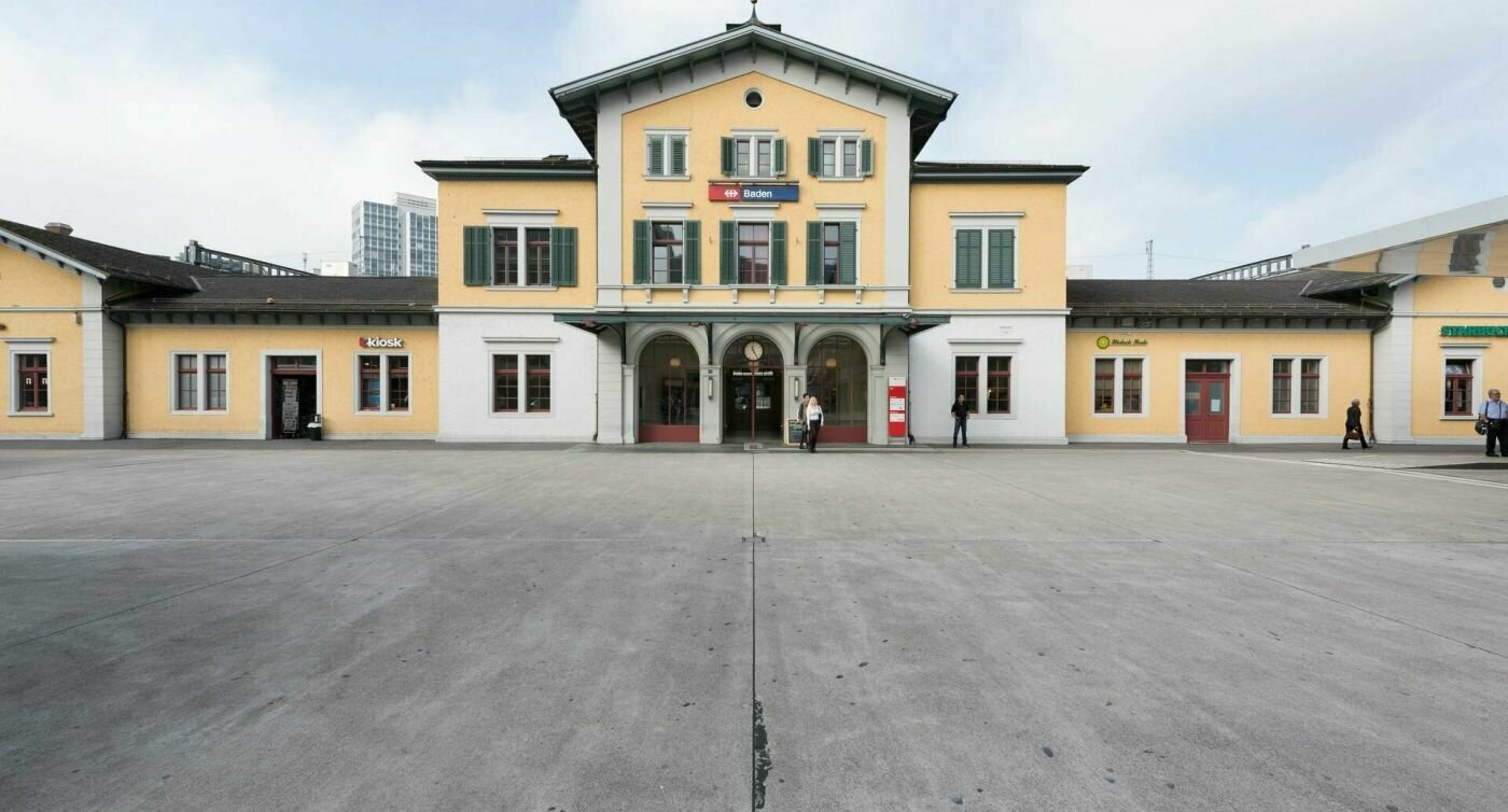 L'entrée principale de la gare de Baden avec son grand parvis