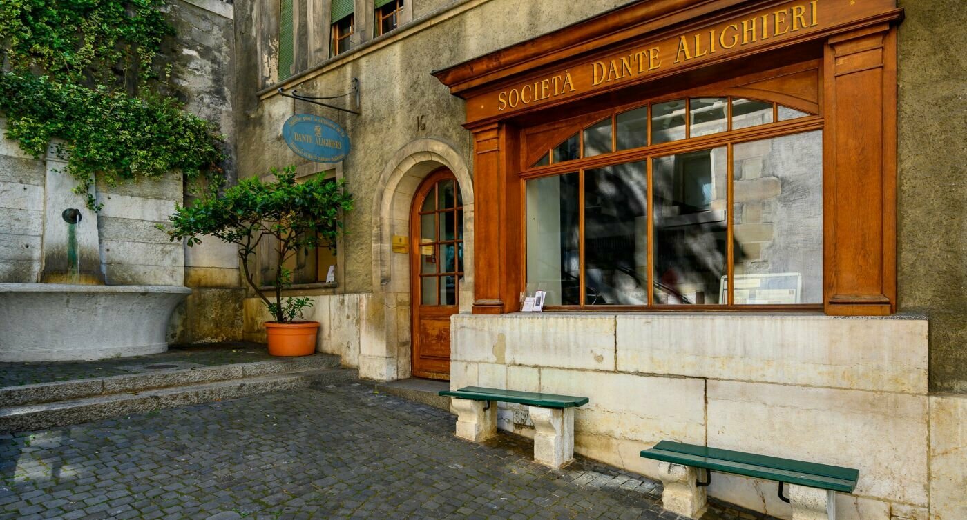 Ladenlokal der Società Dante Aligheri in der Altstadt von Lausanne