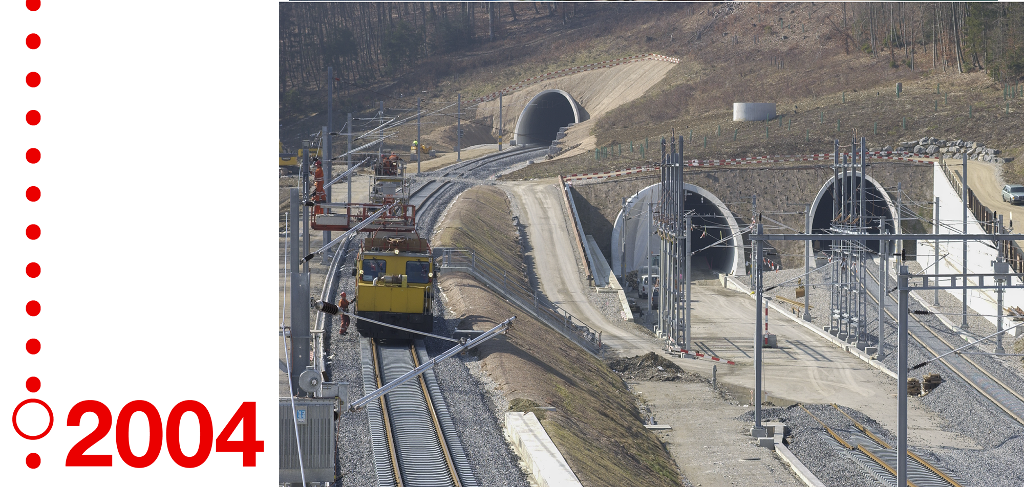 Drei Gleise die in den Oenzbergtunnel gehen im Jahr 2004