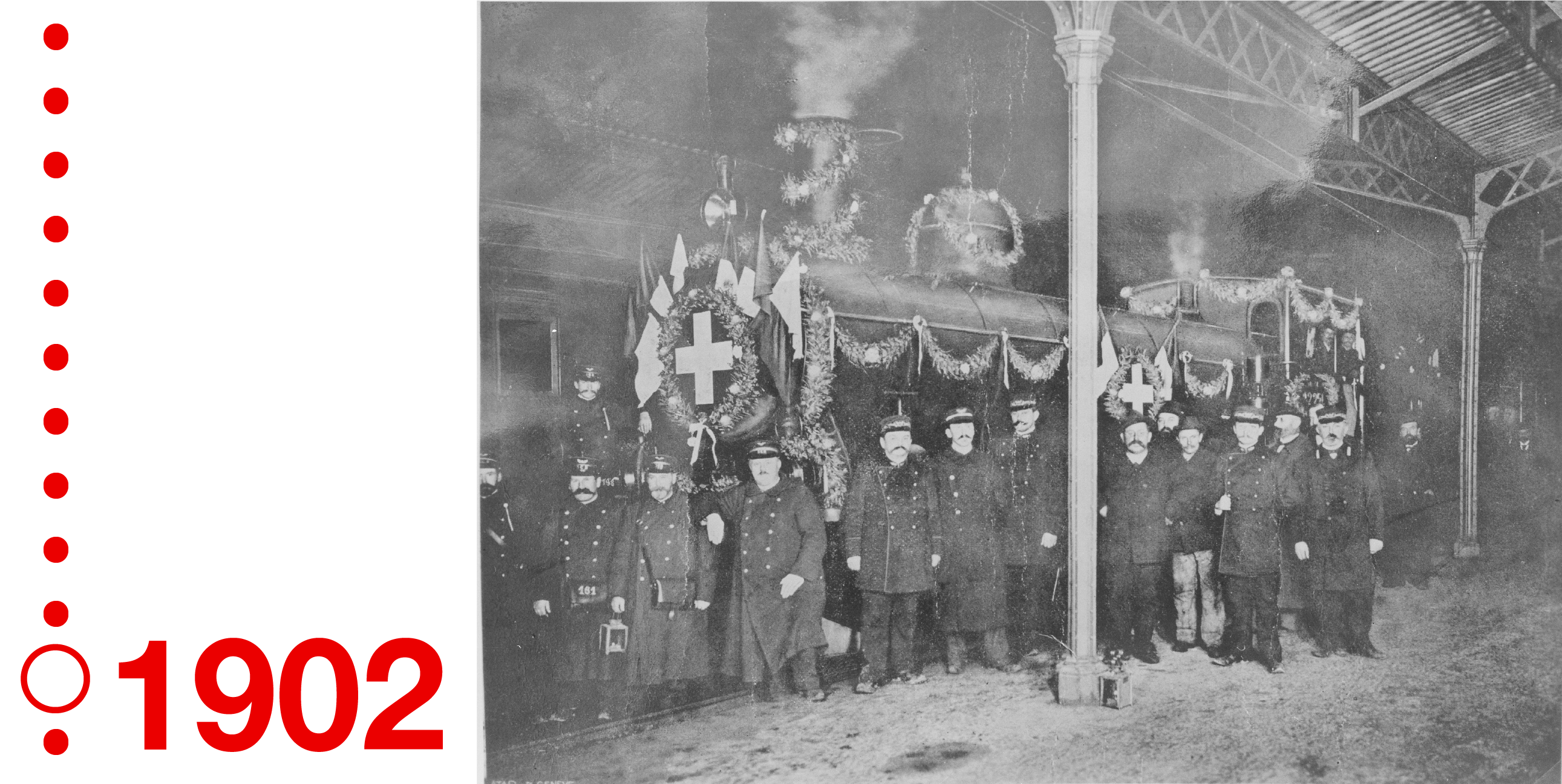 Foto di gruppo del personale davanti al primo treno delle FFS nel 1902