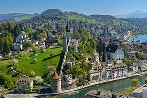 Une vue de Lucerne, du lac et des remparts de la Musegg depuis la colline du Gütsch.