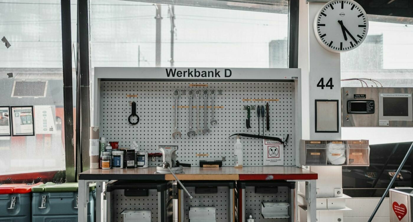Werkbank in der Serviceanlage mit der Beschriftung "Werkbank D"