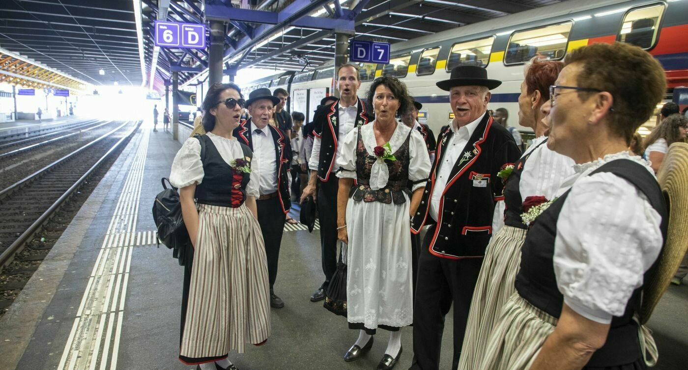 Un gruppo di persone in costume tradizionale fa lo jodel sulla piattaforma