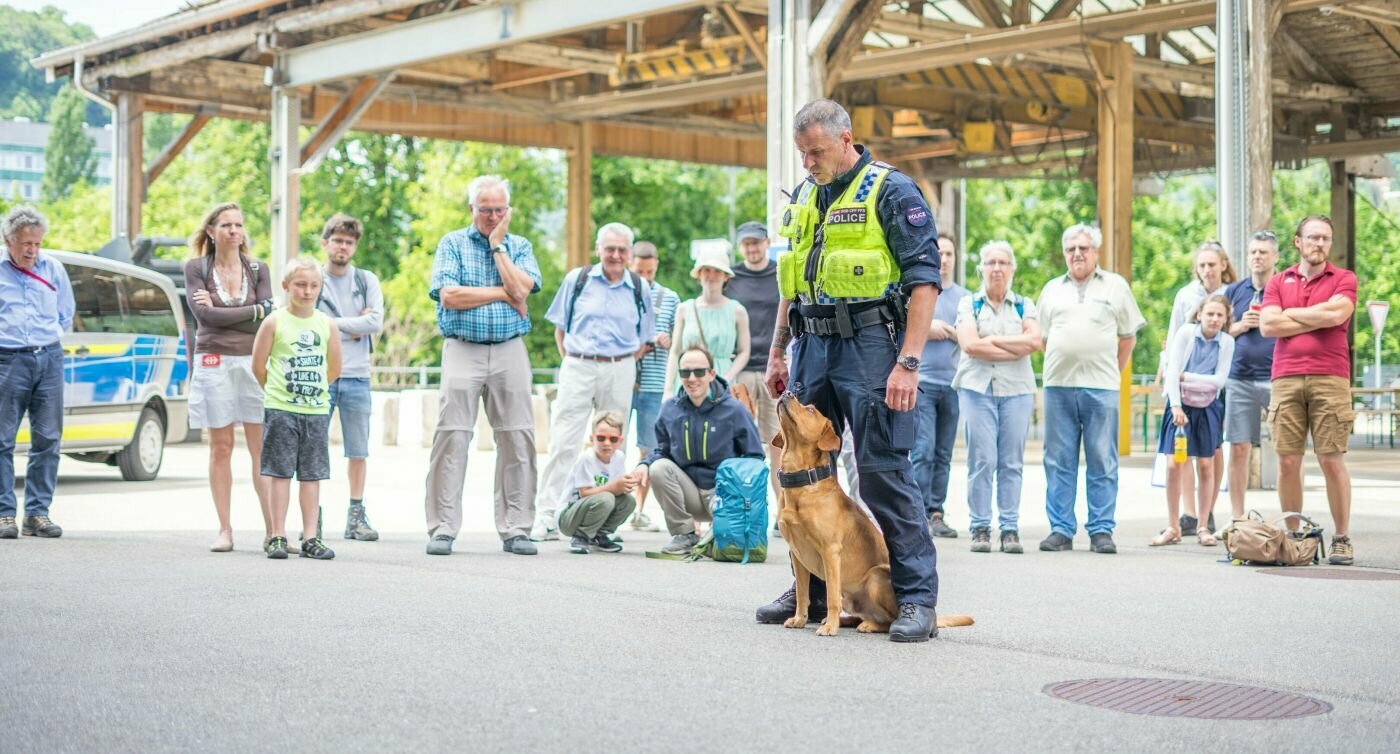 Un agent de la police des transports présente son chien.  
