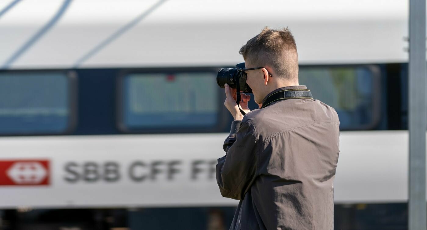 Fabian photographiant un train qui passe.