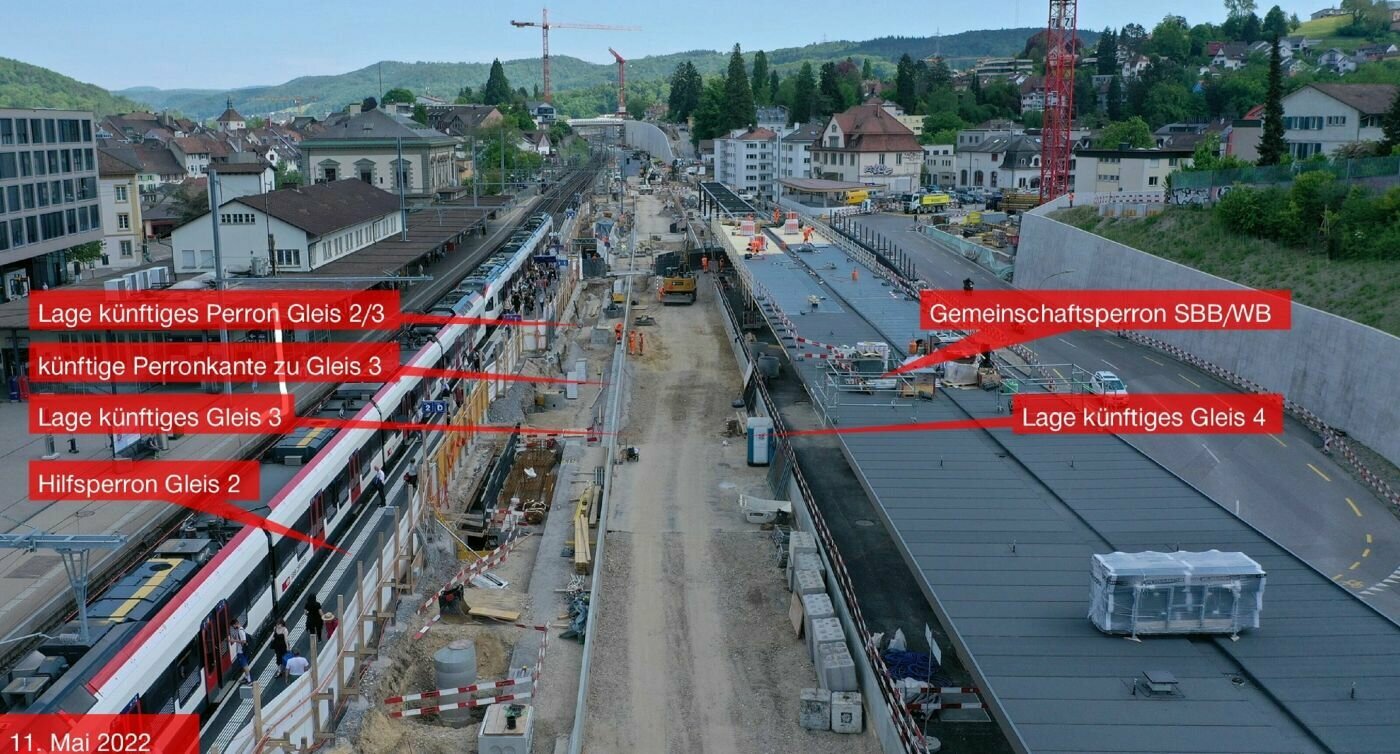 Baustellenansicht vom 11. Mai 2022 mit Beschriftungen: zukünftige Perrons von Gleis 2/3 neben dem Gemeinschaftsperron SBB/WBB mit den gekennzeichneten Gleisen 3 und 4.