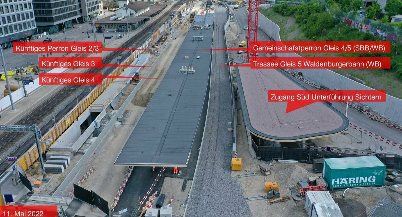 Baustellenansicht vom 11. Mai 2022 mit Beschriftungen: Zukünftiges Perron Gleis 2/3, die zukünftigen Gleise 3,4 und 5 mit einem dazwischenliegenden Gemeinschaftsperron SBB/WBB und dem Zugang Süd Unterführung Sichtern.