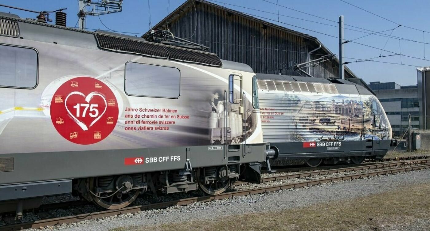 stehende Züge mit dem Jubiläumsaufdruck "175 Jahre Schweizer Bahnen"