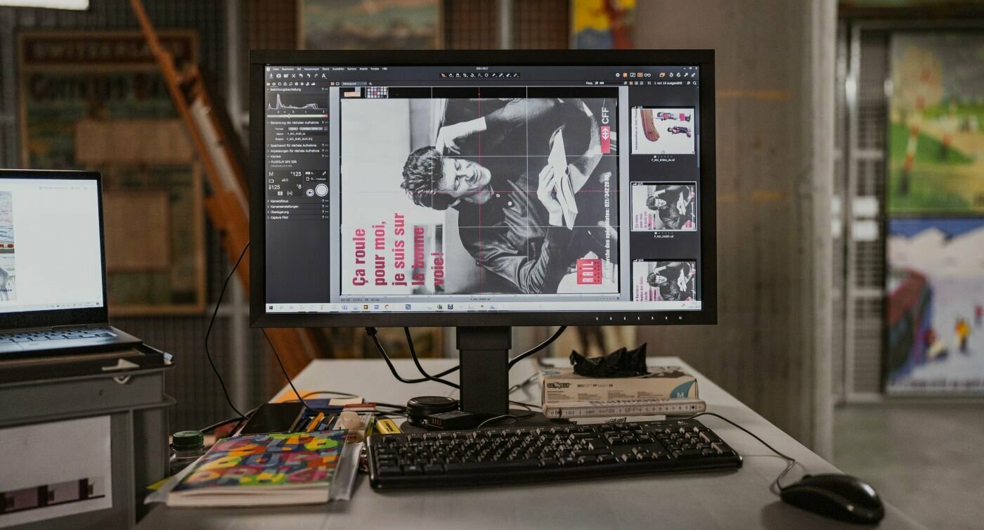 Das Bild zeigt den Desktop mit einem digitalisierten Plakat