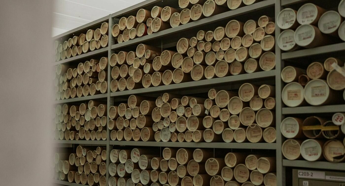 L’immagine mostra i tubi in cui sono conservati i manifesti nel magazzino FFS Historic