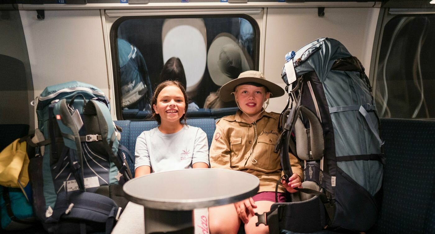 Due giovani scout sono sedute in treno.
